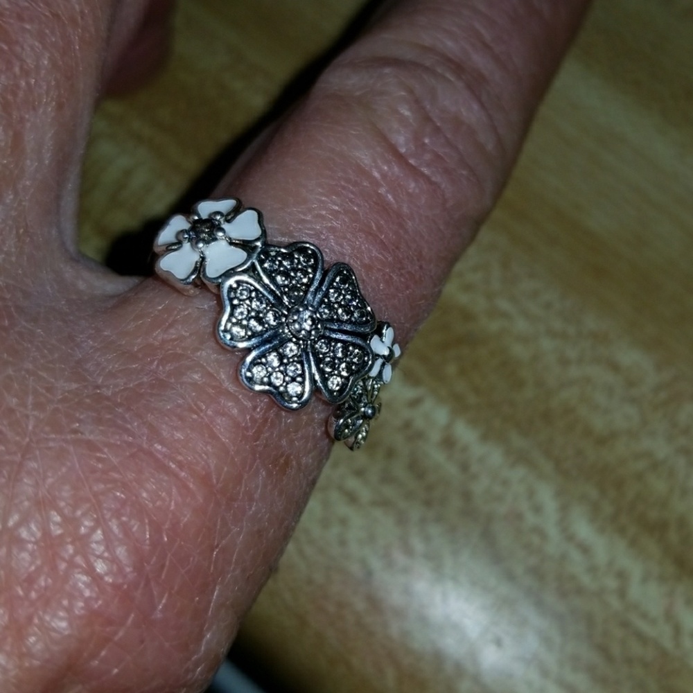 Dazzling daisy ring